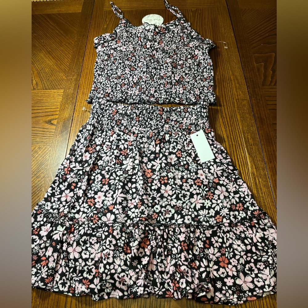 PINK ROSE 2 PIECE SKIRT SET. NWT. SIZE SMALL